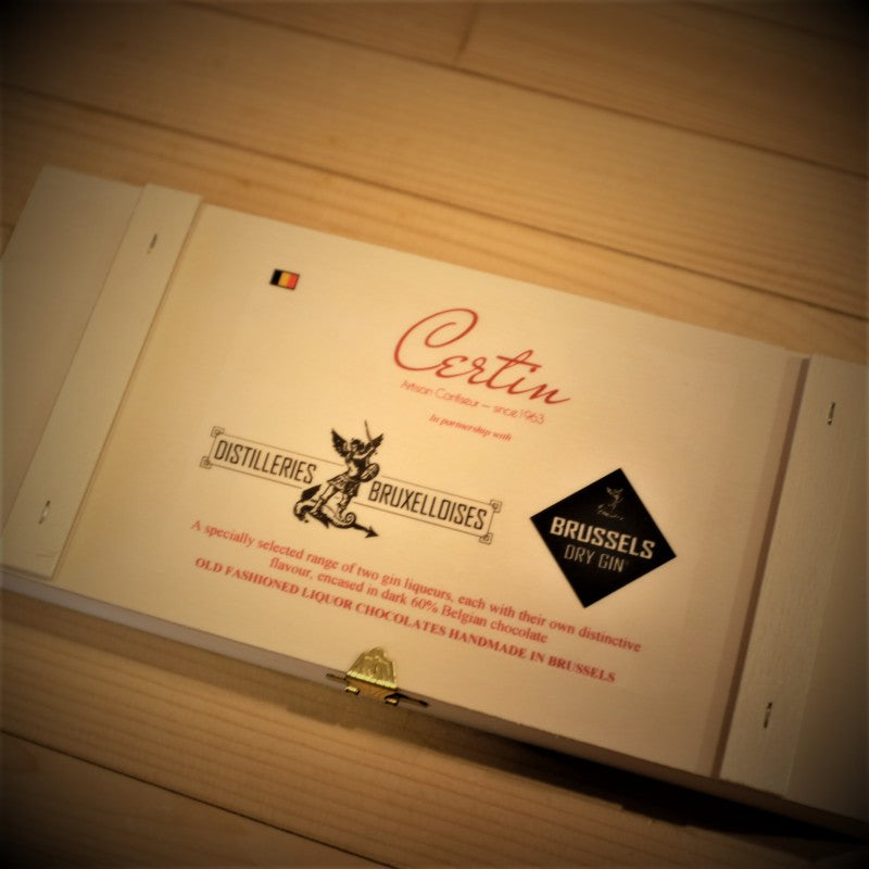 Box set of 10 chocolate pralines with Brussels Dry Gin